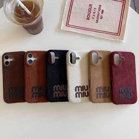 ミュウミュウ コーデュロイ iPhone17/18Pro スマホケース,ストライプ布素材風 MiuMiu iPhone 保護カバー