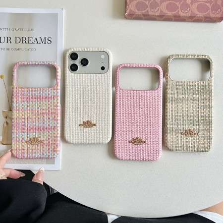 コーチ iphone18 ケース 編み込み風 PU レザー,Coach iphone17promax ケース 馬車ロゴ 高見え